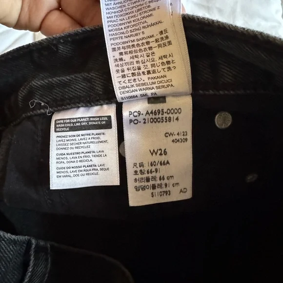 Levi’s Black Denim High-Waisted 80s Mom Shorts - Picture 4 of 8